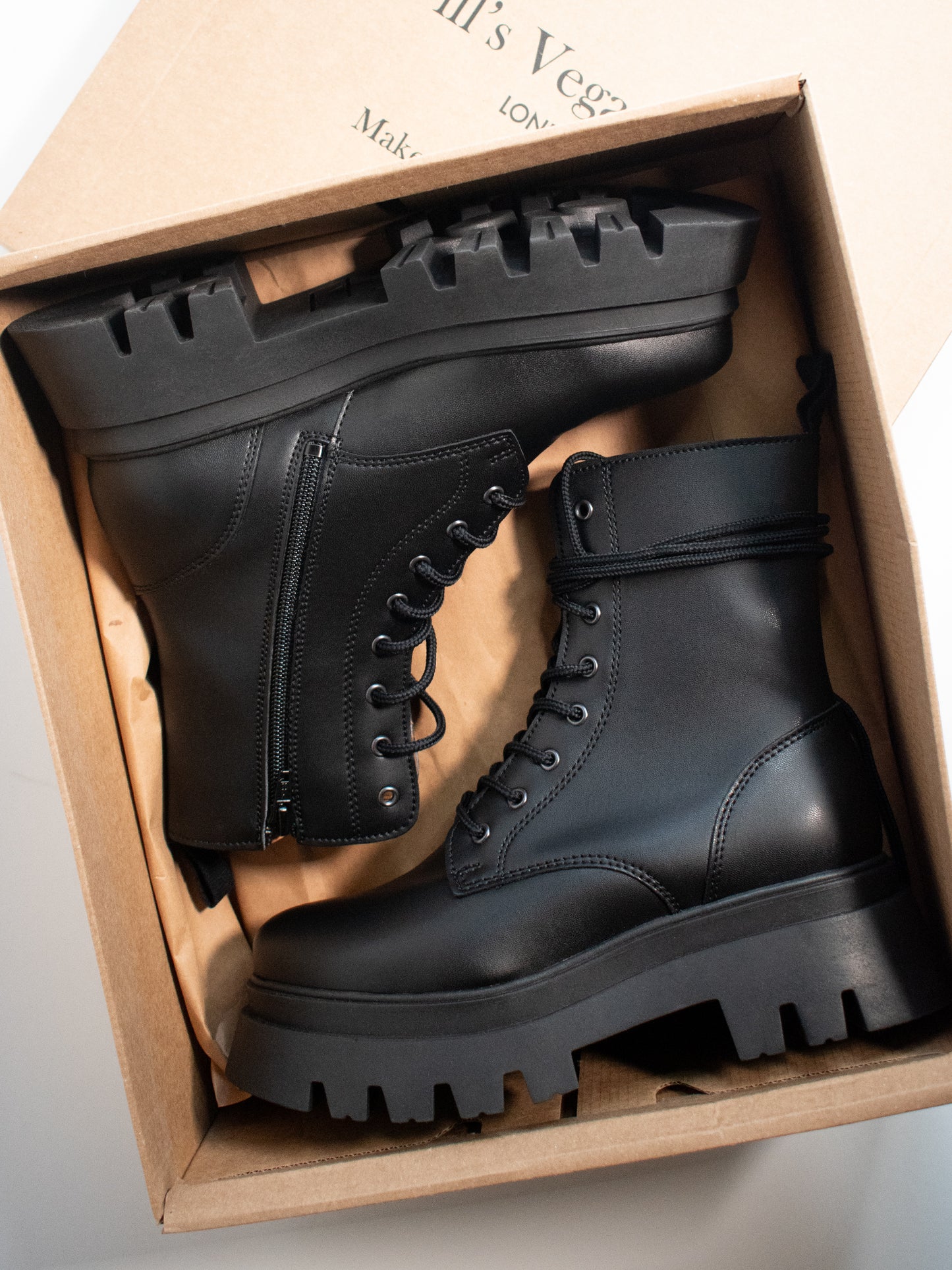Track Sole 8-Eye Lace Up Stiefel