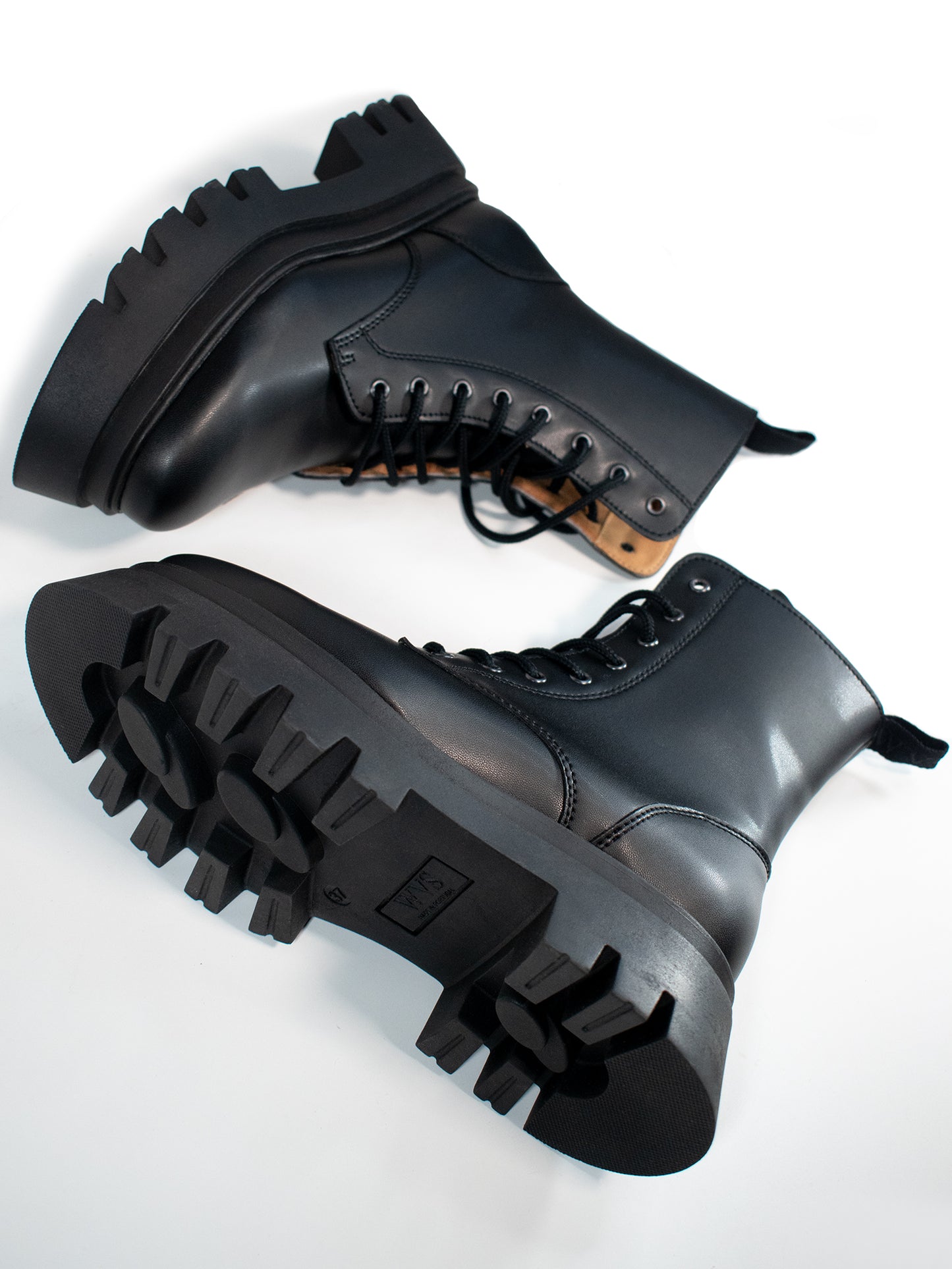 Track Sole 8-Eye Lace Up Stiefel