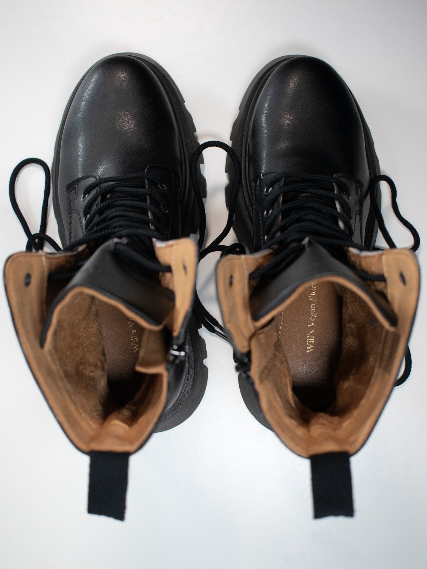 Track Sole 8-Eye Lace Up Stiefel