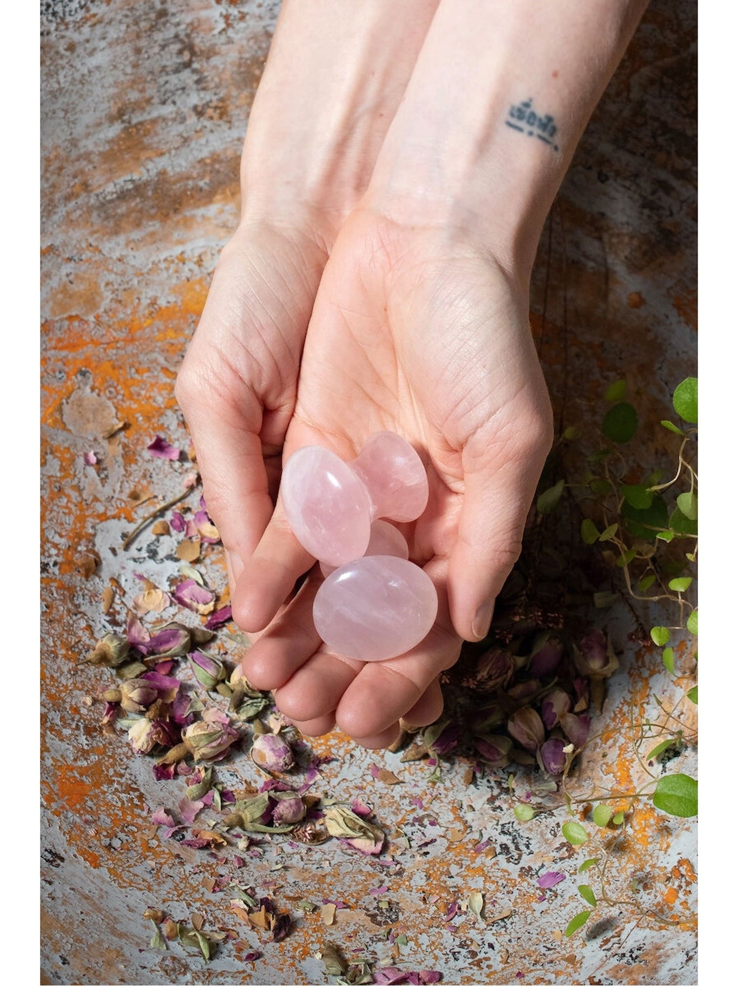 Earth To You London Rosenquarz Gua Sha Für Erfrischte Und Energisierte Augen