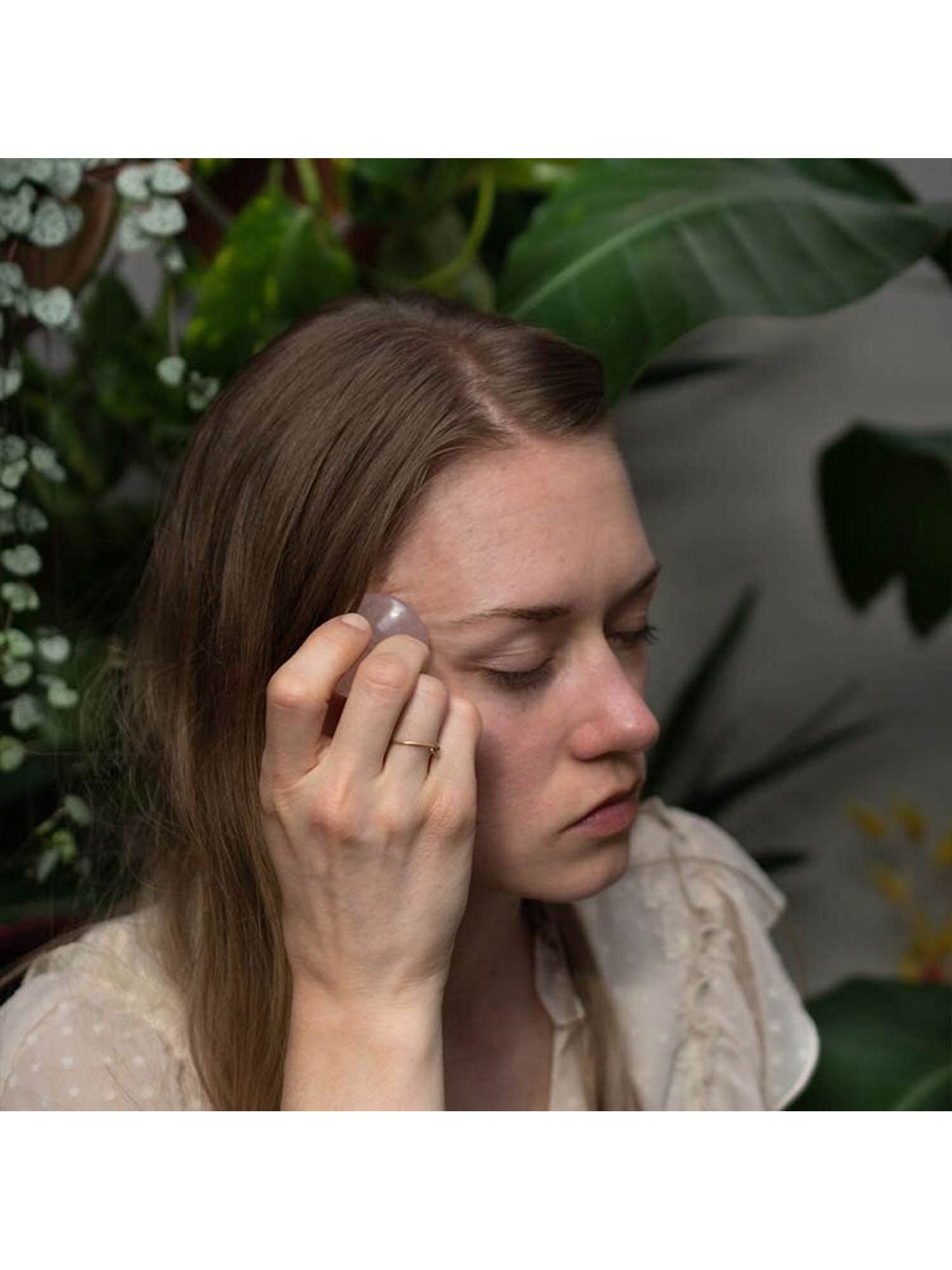 Earth To You London Rosenquarz Gua Sha Für Erfrischte Und Energisierte Augen