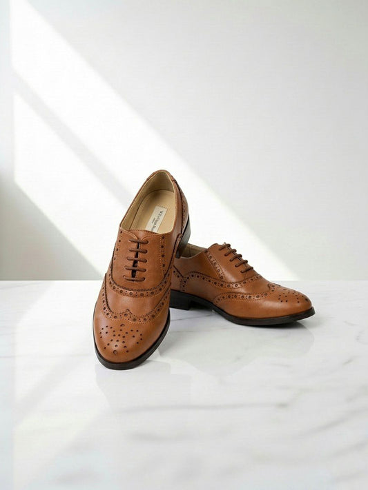 Weit geschnittene Oxford Brogues
