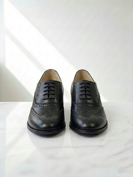 Weit geschnittene Oxford Brogues