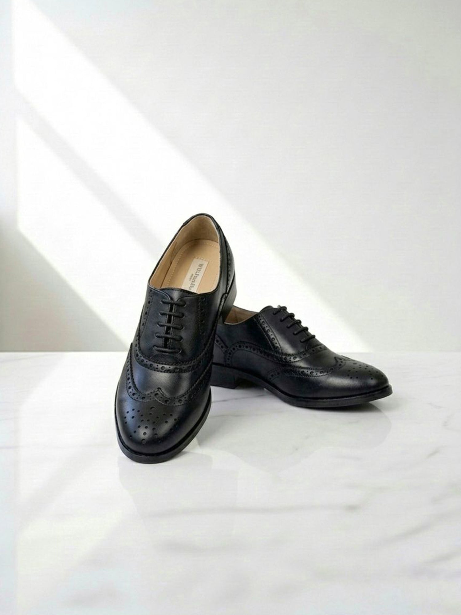 Weit geschnittene Oxford Brogues