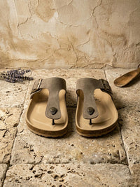 Zehensteg-Fußbett-Sandalen