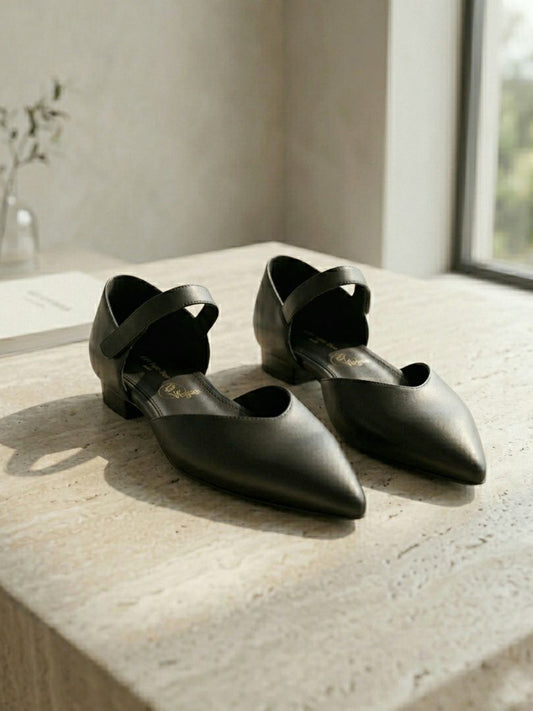 Flache Schuhe mit spitzer Zehe