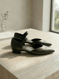Flache Schuhe mit spitzer Zehe