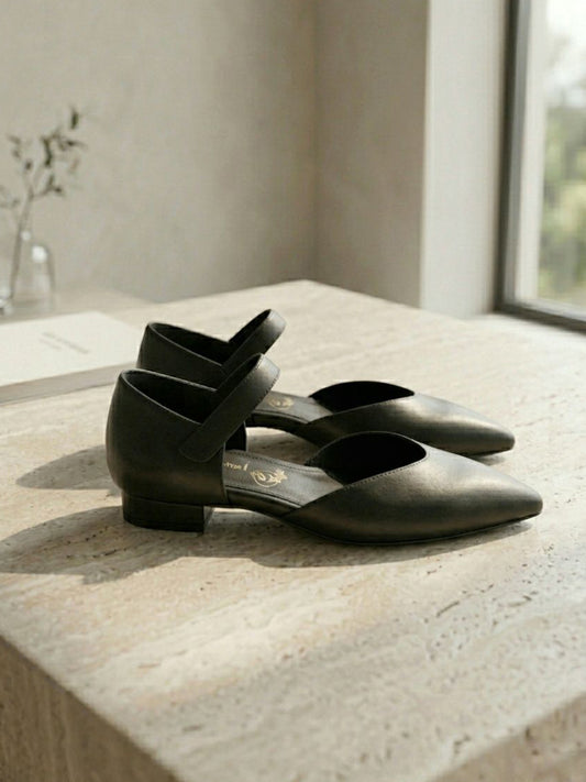 Flache Schuhe mit spitzer Zehe