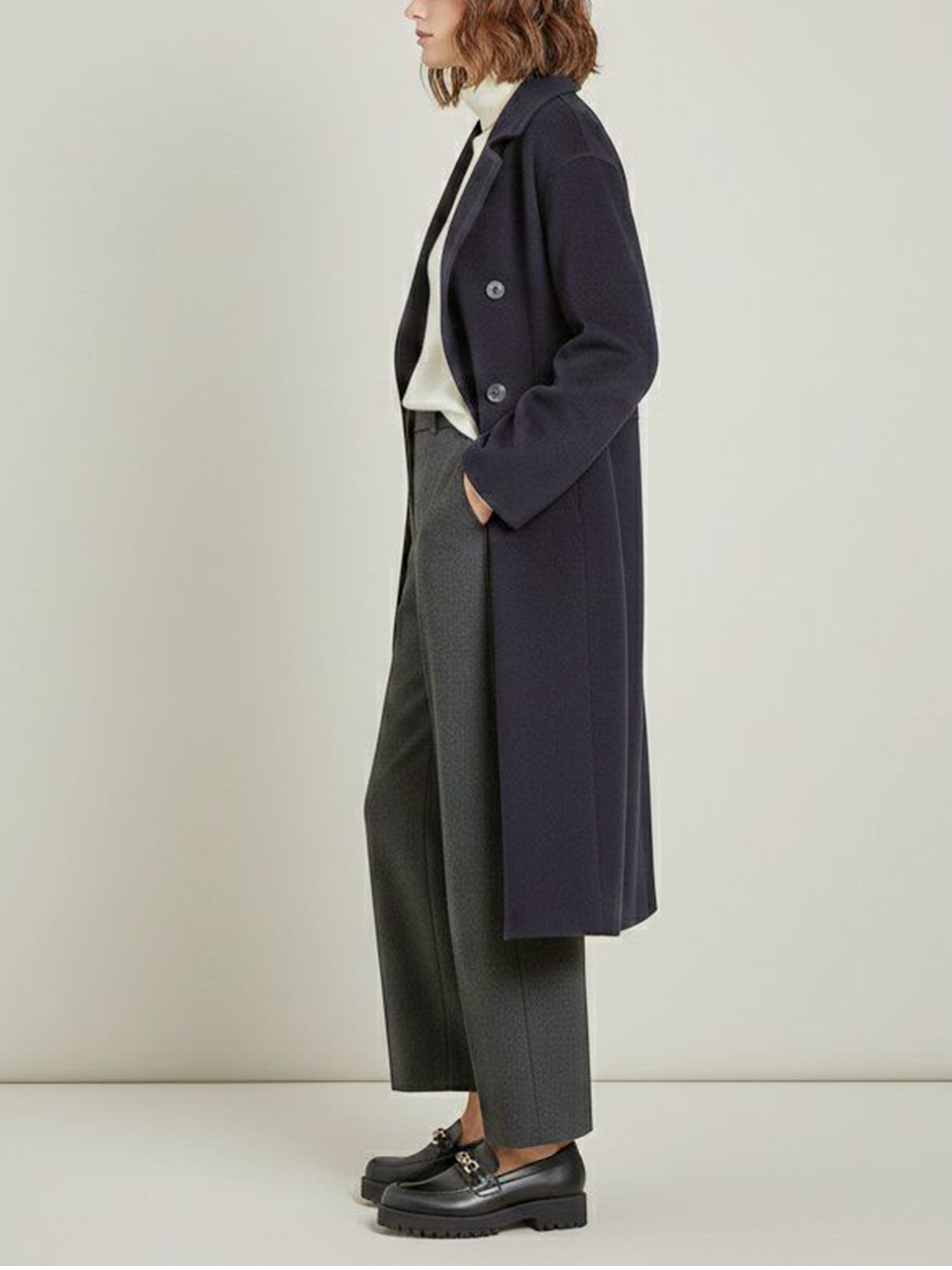 Zweireihiger Mantel aus veganer Wolle