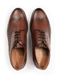 Paar vegane Herren-Goodyear-Welt-Oxford-Brogues aus reichhaltigem Kastanienleder, von oben gesehen mit klarer Silhouette und recycelten Schnürsenkeln.