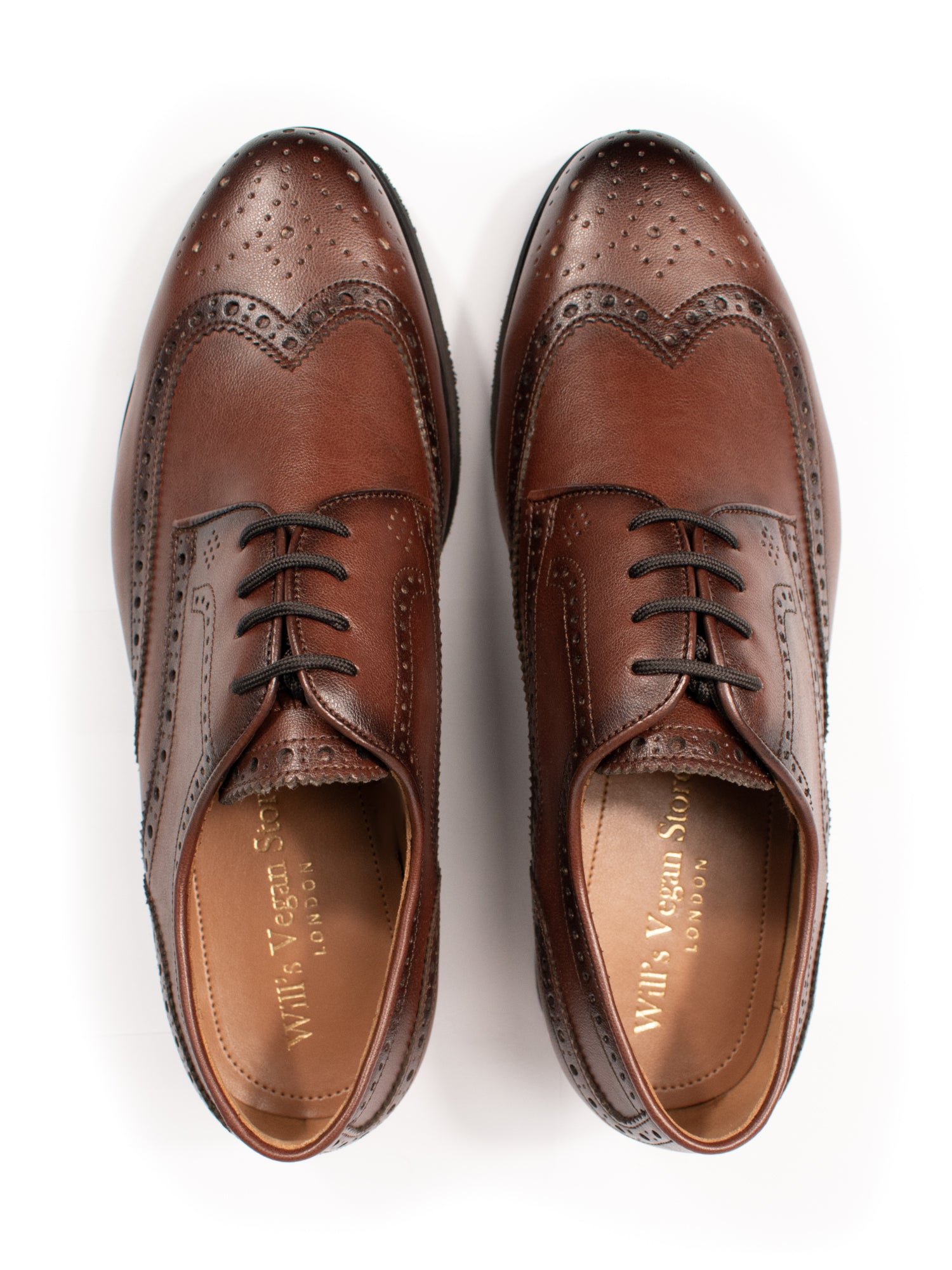 Paar vegane Herren-Goodyear-Welt-Oxford-Brogues aus reichhaltigem Kastanienleder, von oben gesehen mit klarer Silhouette und recycelten Schnürsenkeln.