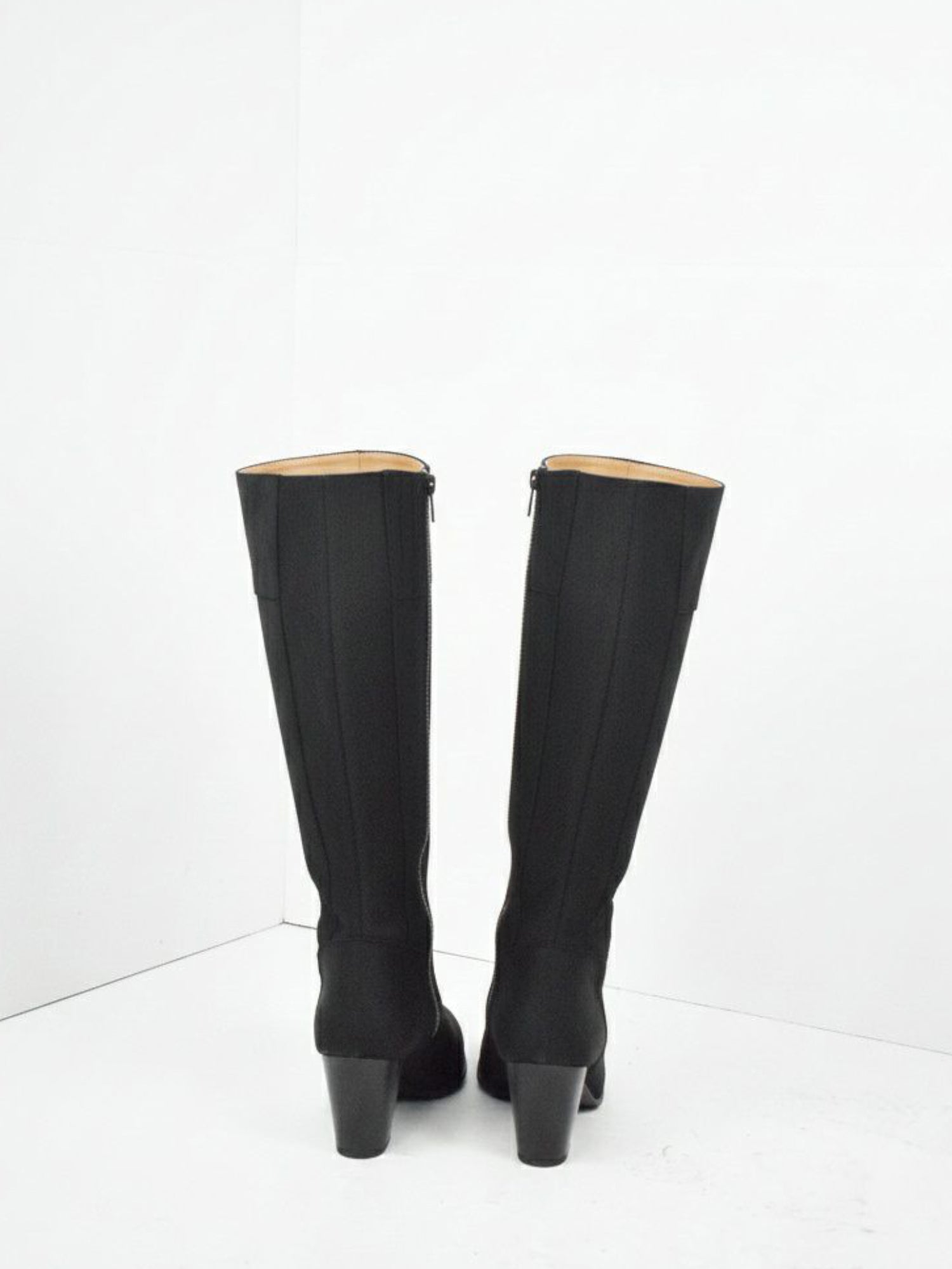 Kniehohe Stiefel mit Absatz