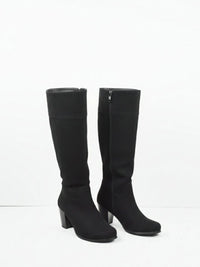 Kniehohe Stiefel mit Absatz