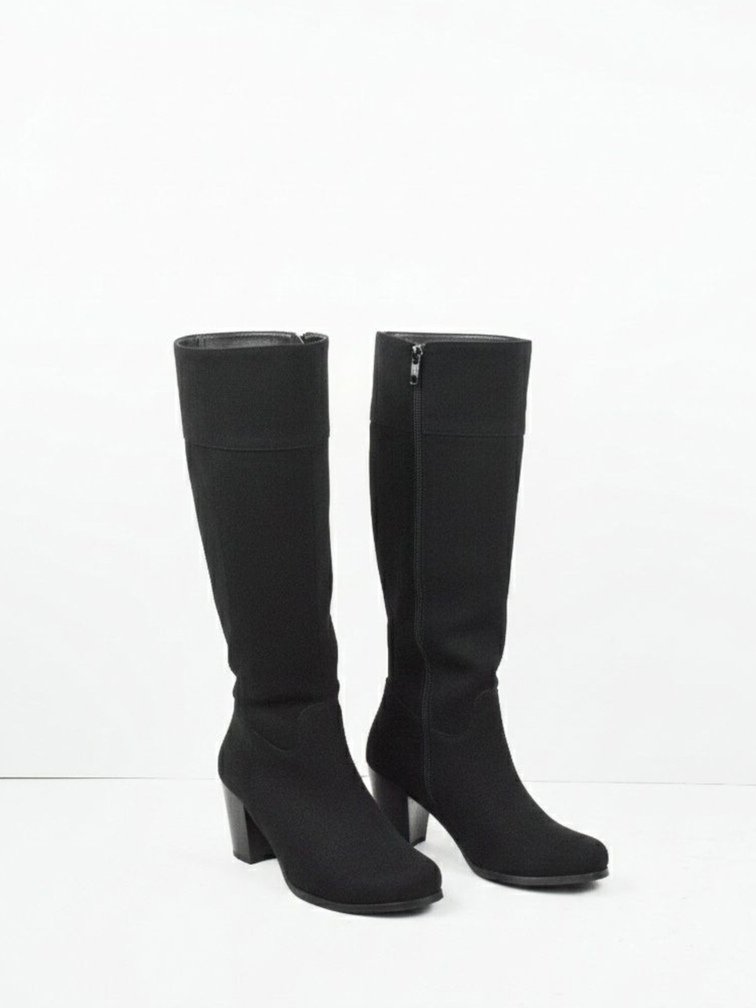 Kniehohe Stiefel mit Absatz