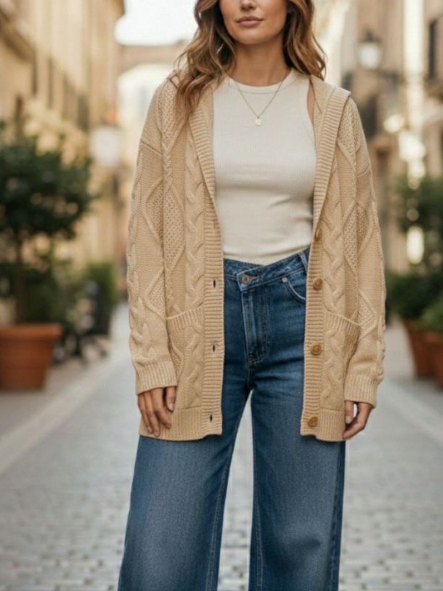 Strickjacke mit Kapuze und Knopfleiste