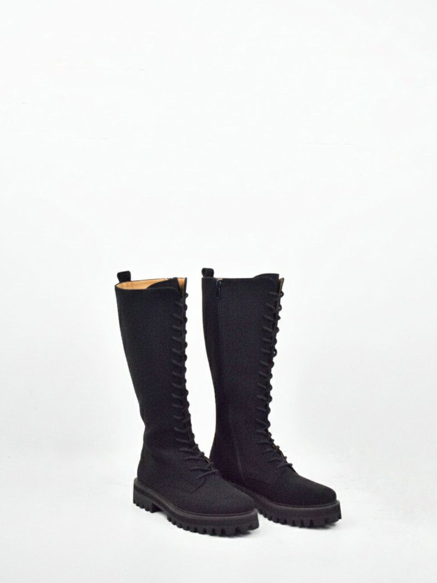 Hohe Schnürstiefel aus veganem Wildleder