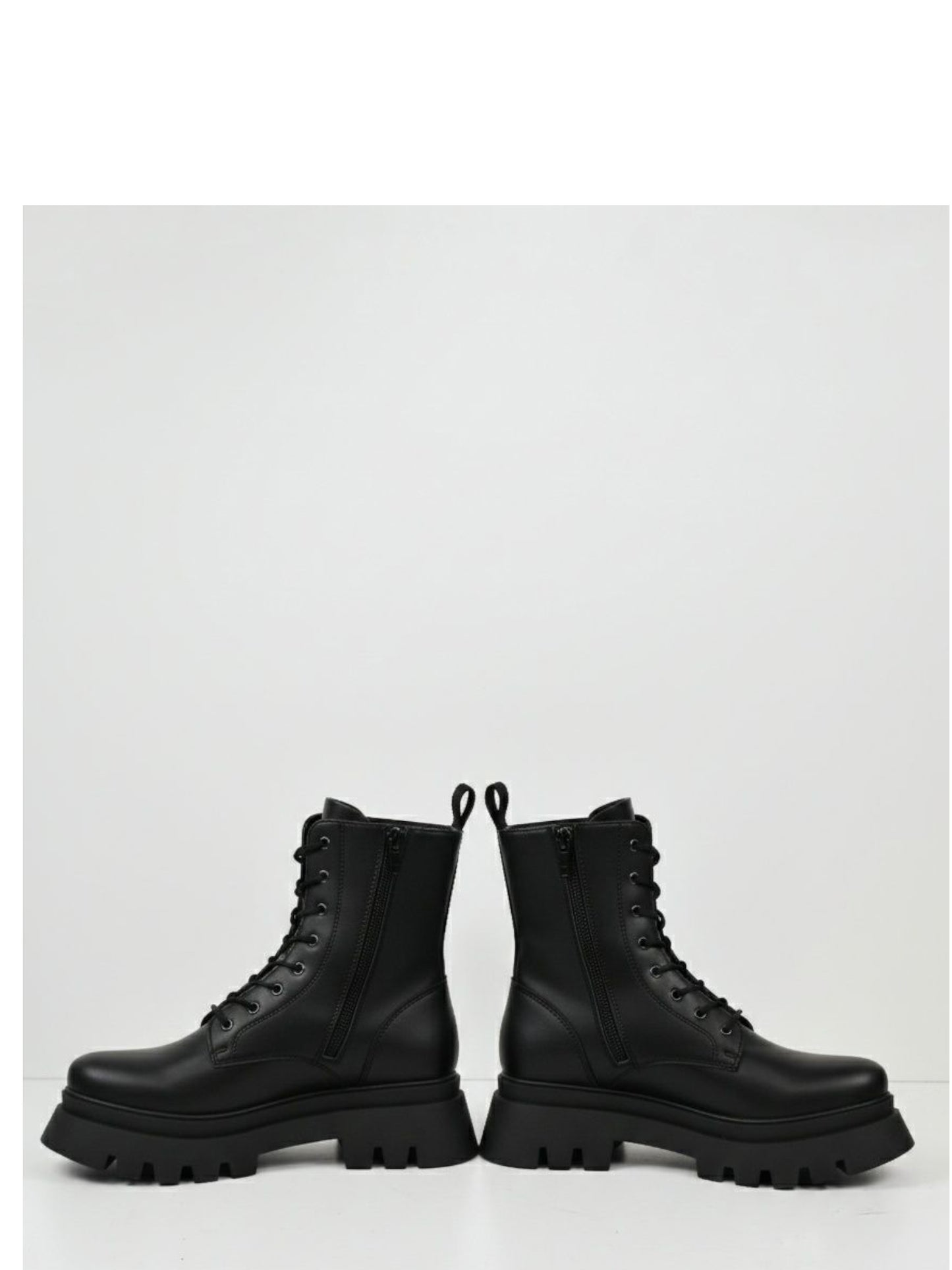 Track Sole 8-Eye Lace Up Stiefel