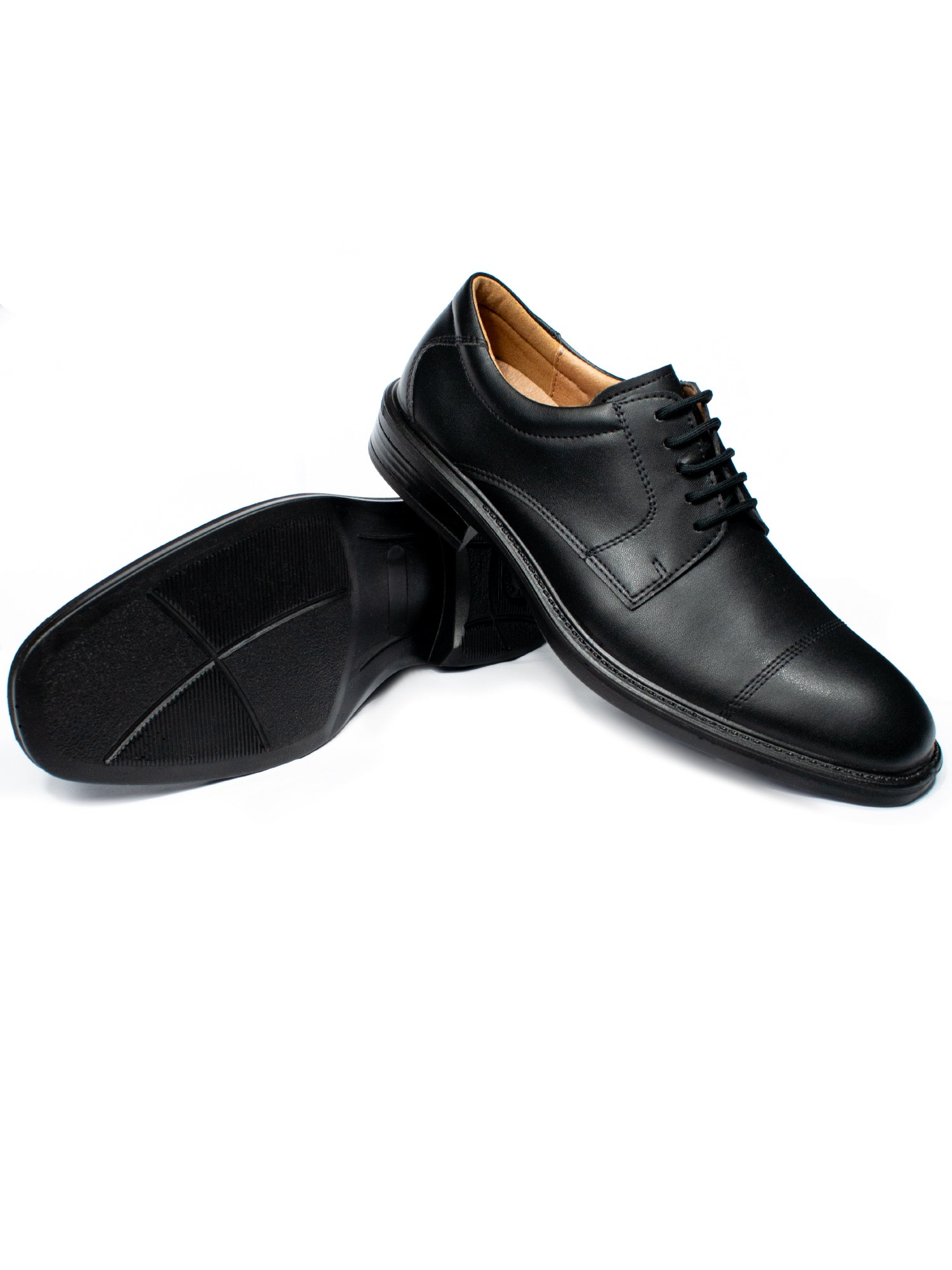 Paar schwarze vegane wasserdichte Derby-Schuhe mit griffiger Laufsohle und eleganter eckiger Zehenform