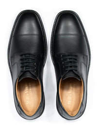 Nahaufnahme von schwarzen veganen wasserdichten Derby-Schuhen aus Portugal mit recycelten Polyester-Schnürsenkeln