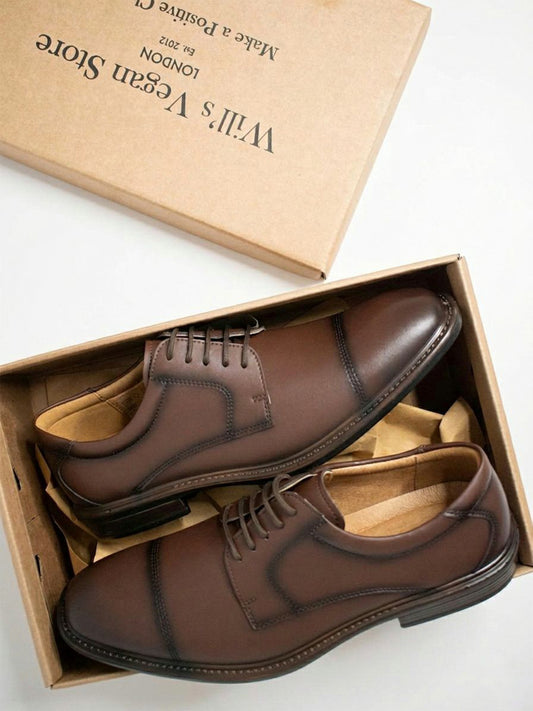 Schwarze vegane wasserdichte Derby-Schuhe auf WVS-Box – eckige Spitze, biobasiertes veganes Leder, hergestellt in Portugal