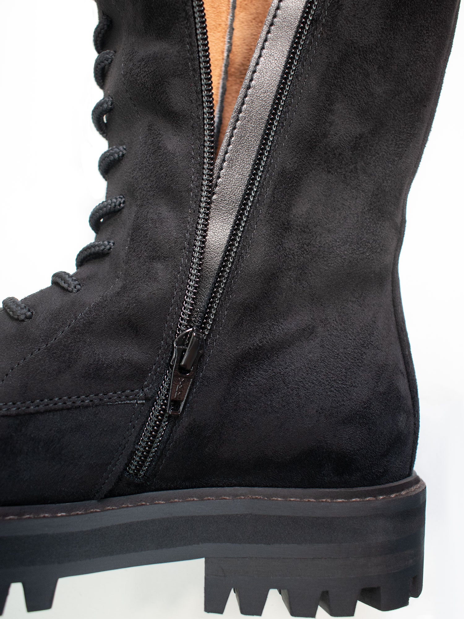 Hohe Schnürstiefel aus veganem Wildleder