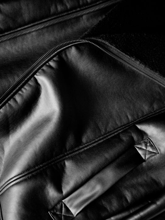 Veste aviateur oversize en peau de mouton retournée végétalienne recyclée | Vegane Lederjacken